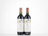 deux bouteilles de vin rouge posées sur une table