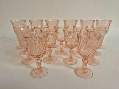 J/ Suite de 6 verres à vin et 11 verres à vin blanc Rosaline…