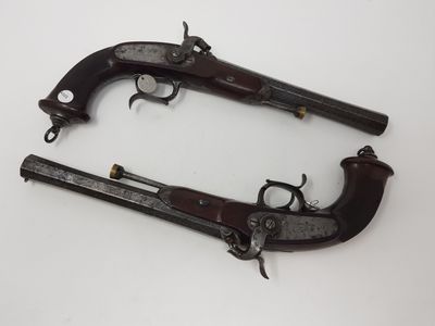 une paire de pistolets, dont l'un sert d'arme