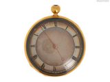 une montre de poche en or avec des chiffres romains sur le cadran