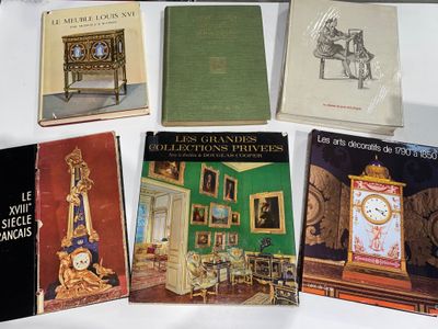 plusieurs livres posés sur une table, avec une horloge au milieu
