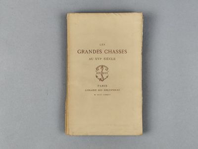 un vieux livre posé sur une table
