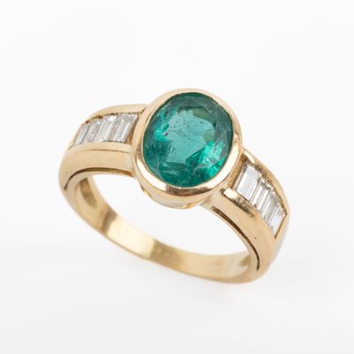 an emerald and diamond ring with baguets