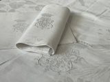 une nappe blanche avec un motif