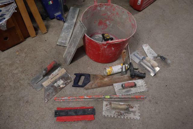Lot d’outillages, truelles, mètre, scie, taloches, sceau, niveau ...