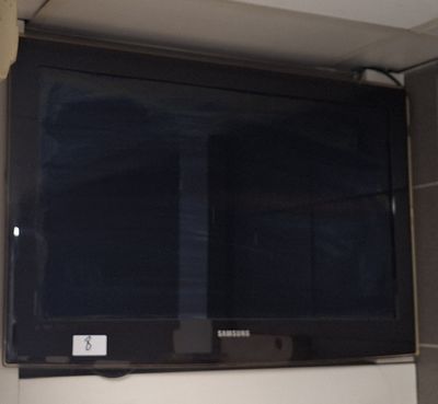une télévision à écran plat fixée au mur dans une salle de bains
