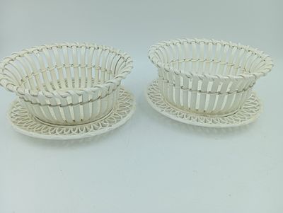 paire de paniers en osier blanc avec soucoupe et soucoupe