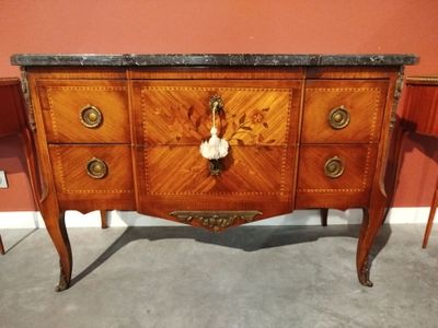 une très grande armoire en bois avec un plateau en marbre
