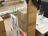 un lavabo et un miroir au milieu d'une pièce