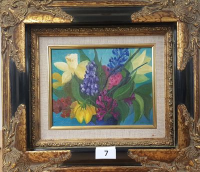 une photo d'un tableau de fleurs dans un cadre doré