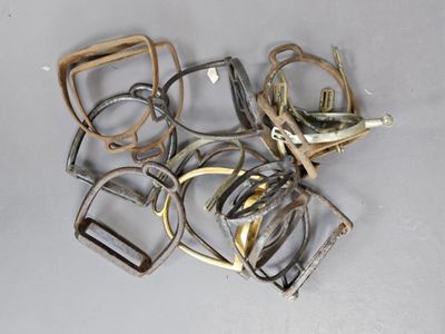 tout un tas de verres de toutes sortes sur la table