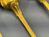 deux cuillères et une fourchette sur une table