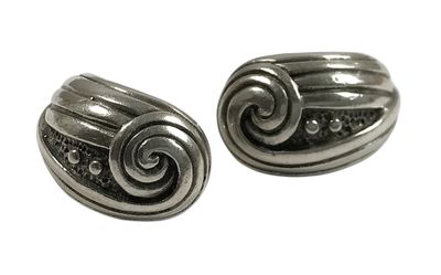 Paire de BOUCLES D'OREILLES en argent à décor de volutes, po…