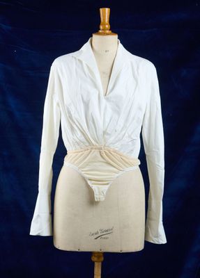 une image représentant une chemise blanche sur un mannequin, sur fond bleu