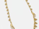 un collier plaqué or orné de pointes sur fond blanc