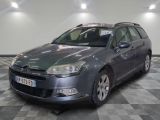 la photo d'une voiture grise garée dans un garage