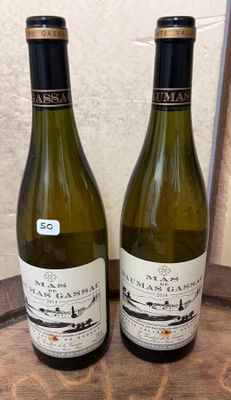 deux bouteilles de vin posées sur une table l'une à côté de l'autre