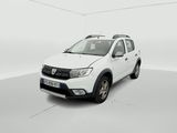 La Dacia blanche est garée dans une pièce blanche au sol blanc.