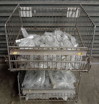 de nombreux sachets d'argent rangés dans une cage métallique