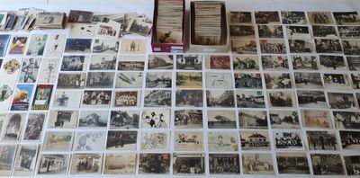 beaucoup de vieilles cartes postales sur la table
