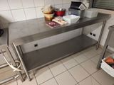 une table en acier inoxydable au milieu d'une cuisine