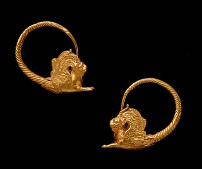 une paire de boucles d'oreilles créoles en or ornées d'une tête de lion