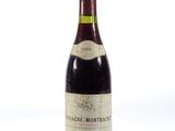 une bouteille de vin posée sur une table