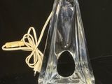 une petite bouteille en verre à laquelle est attachée une cordelette
