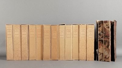 plusieurs livres sont alignés sur une surface grise