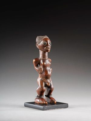 l'image d'une statue d'un homme avec un chapeau sur la tête