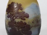un vase avec un tableau posé sur une table