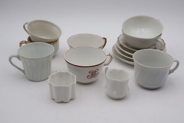 Lot de tasses et soucoupes en porcelaine dépareillées