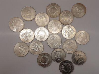 19 pièces de 50 francs en argent.