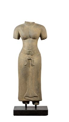 statue représentant une femme en robe, posée sur un socle en bois