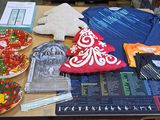 une table sur laquelle se trouvent de nombreux objets différents