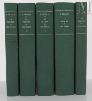 quatre livres verts empilés les uns sur les autres sur une table