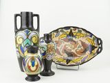 trois vases et une assiette posés sur une table