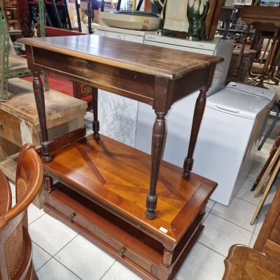 Table basse en merisier ouvrant sur deux tiroirs et une ralo…