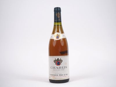 gros plan d'une bouteille de vin sur fond blanc
