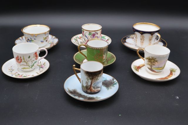 7 Tasses de collection avec sous tasses, certaines décor peint à ...
