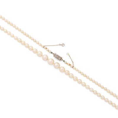 un ensemble composé d'un collier et d'un bracelet en perles et diamants
