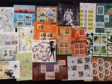 de nombreux types de timbres différents sur un fond noir