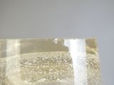 un gros plan sur un verre d'eau contenant des bulles