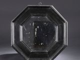 une assiette en argent ornée d'un motif en noir et blanc