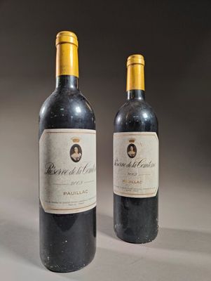 deux bouteilles de vin posées sur une table l'une à côté de l'autre