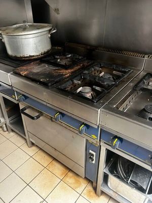 une casserole posée sur la cuisinière, dans la cuisine, à côté de la cuisinière