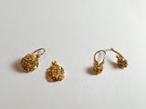 deux paires de boucles d'oreilles en or et une paire de boucles d'oreilles en or
