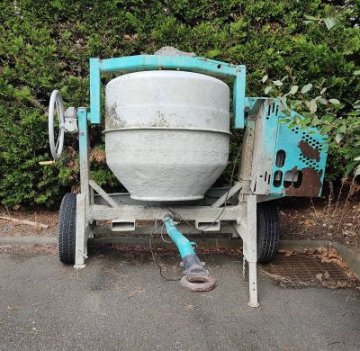 une bétonnière garée sur le bord de la route