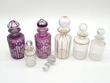 un grand nombre de bouteilles en verre posées sur une table