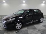 la voiture noire est garée sur un sol en damier dans le garage